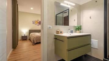Regadera, amenidades de baño gratuitas, secadora de cabello, toallas