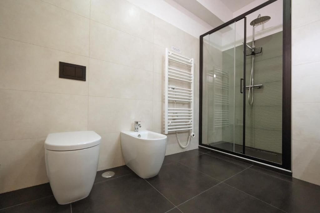 Habitación doble Deluxe, vista al patio | Baño | Regadera, amenidades de baño gratuitas, secadora de cabello, toallas 