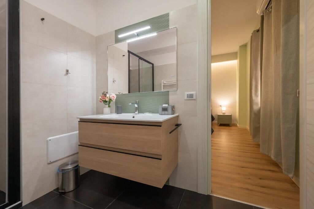 Deluxe Double Room, Courtyard View | Bathroom | Shower, free toiletries, hair dryer, towels