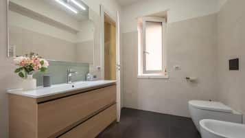 Doccia, set di cortesia gratuito, asciugacapelli, asciugamani