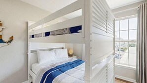 Habitación con literas y vista a la ciudad.