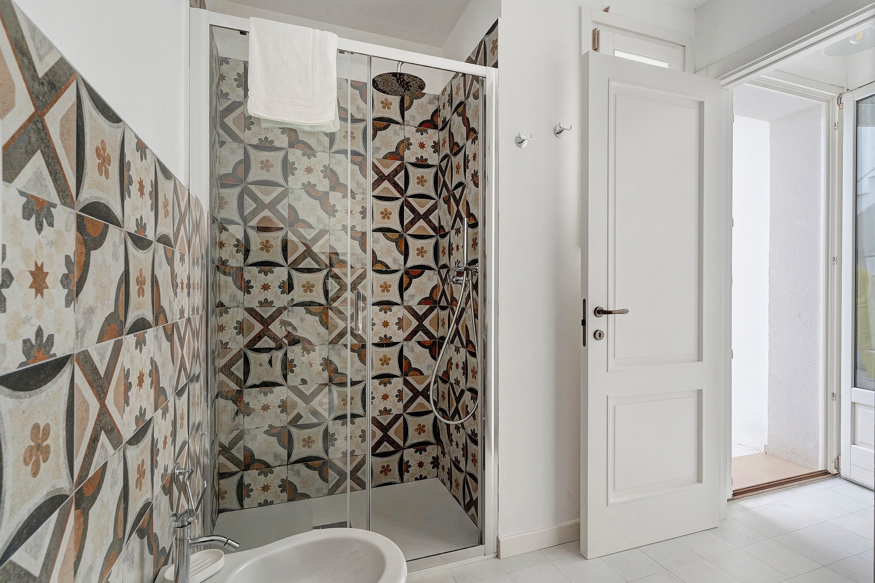 Un bagno con doccia, un WC e un lavandino.