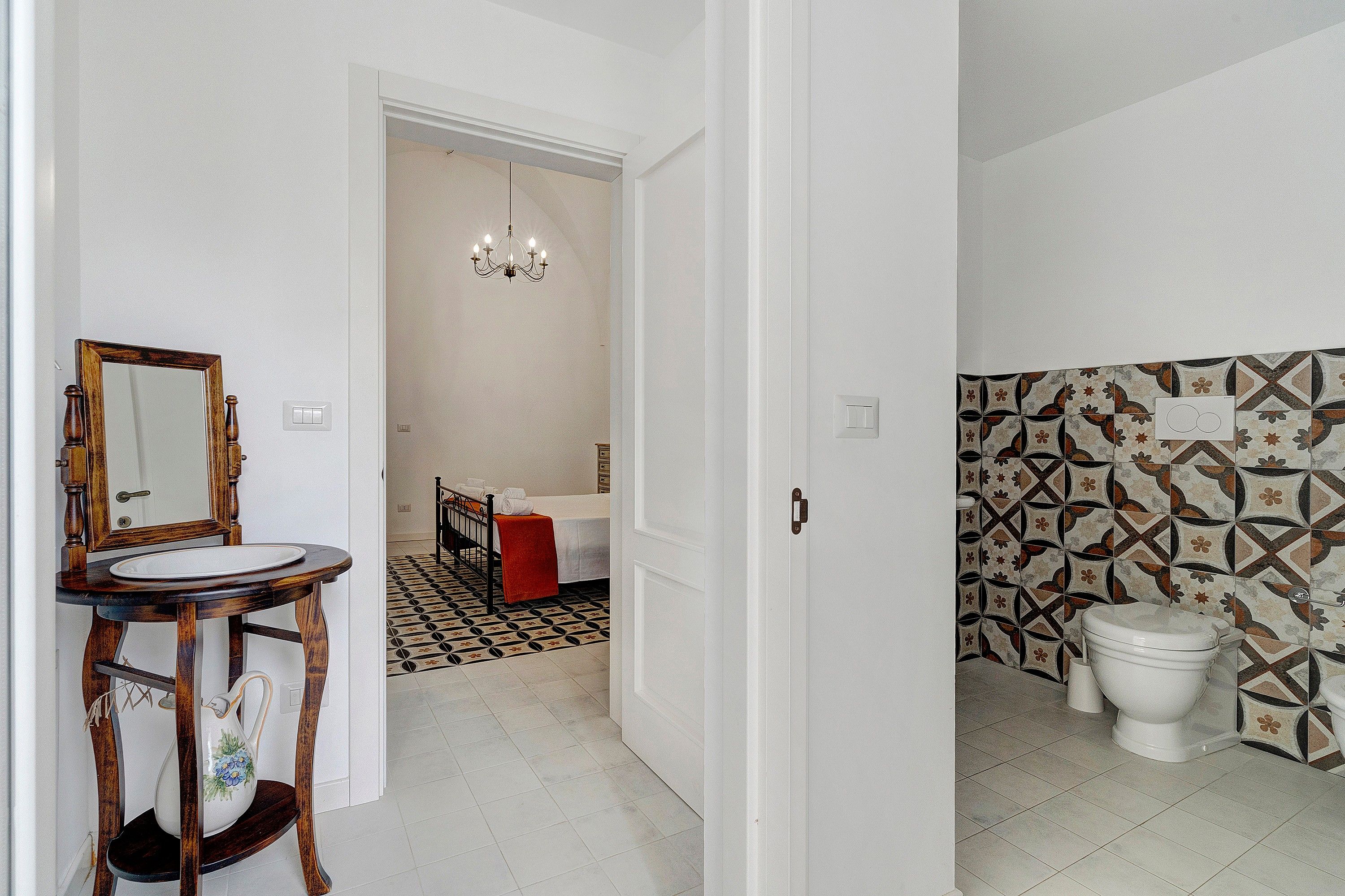 Ein Badezimmer mit Toilette, Waschbecken und Spiegel.