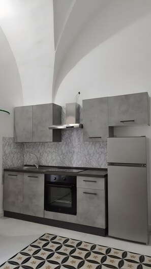 Macchina per tè/caffè, frigorifero, forno, piano cottura