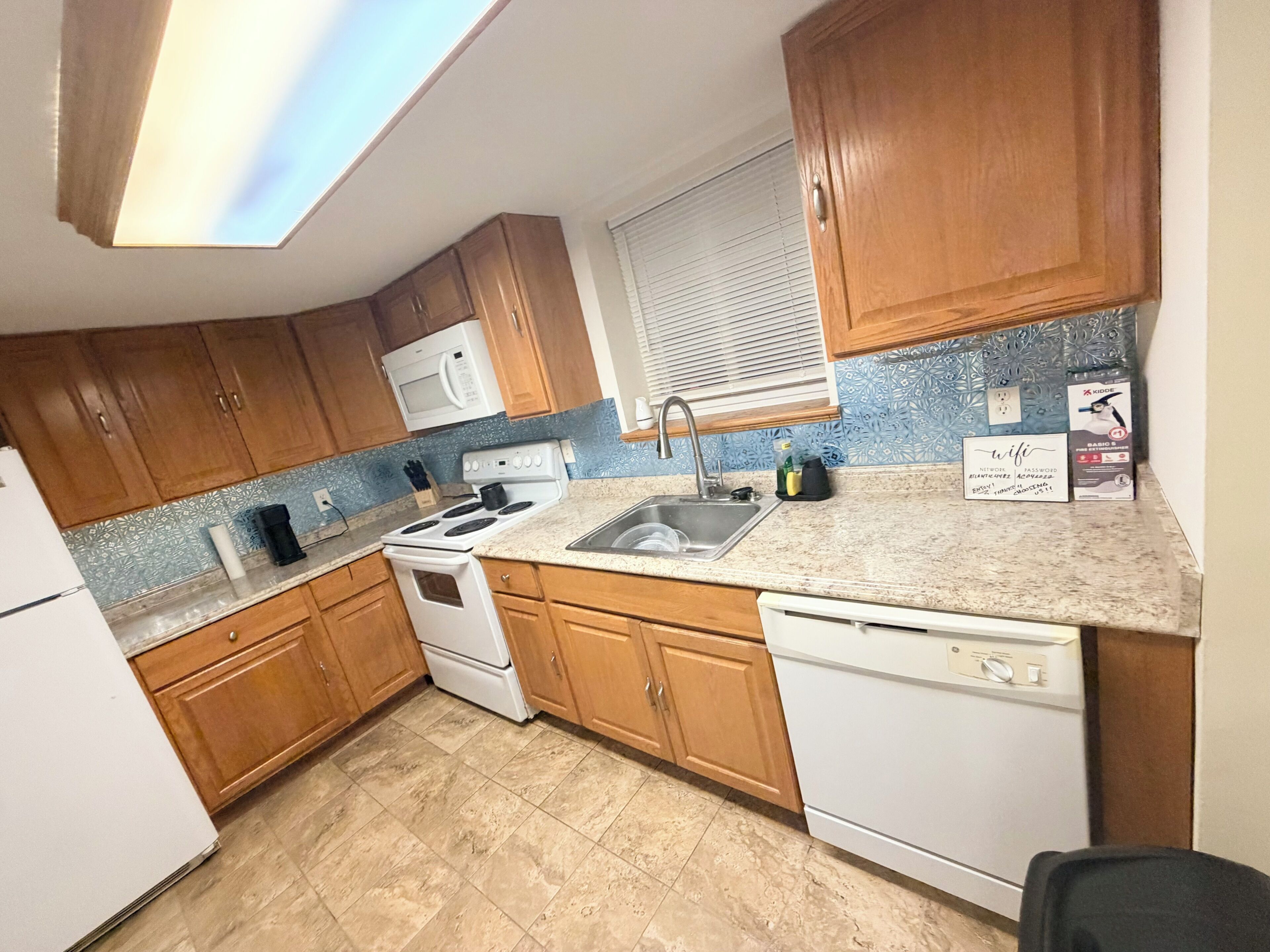 Coffee/tea maker, fridge, microwave, oven