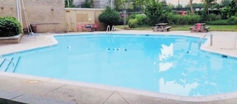 The Beach Gate pool beautiful 1br apt, 2queen beds in the mix of everything DoAC