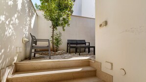 A set of outdoor stairs leading to a seating area with a tree and a bench. - Holiday Home "Dimora Collina 1" with Wi-Fi and Air Conditioning (Sannicola)