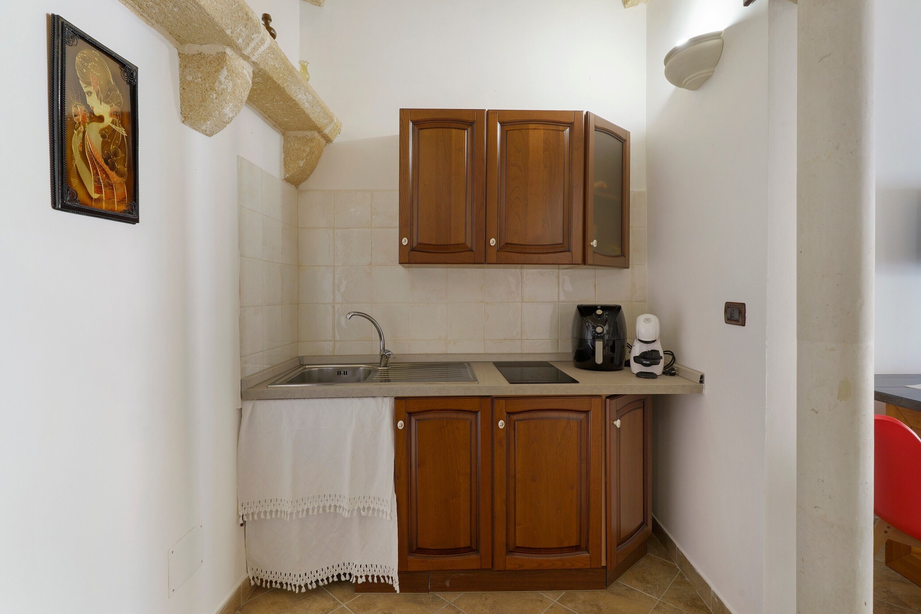 Wasserkocher mit Kaffee-/Teezubehör, Kühlschrank, Herdplatte