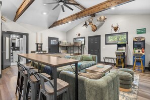 Un intérieur moderne avec un lit en mezzanine, une table de billard et un espace dédié aux jeux.