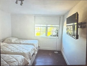 2 bedrooms, iron/ironing board, WiFi