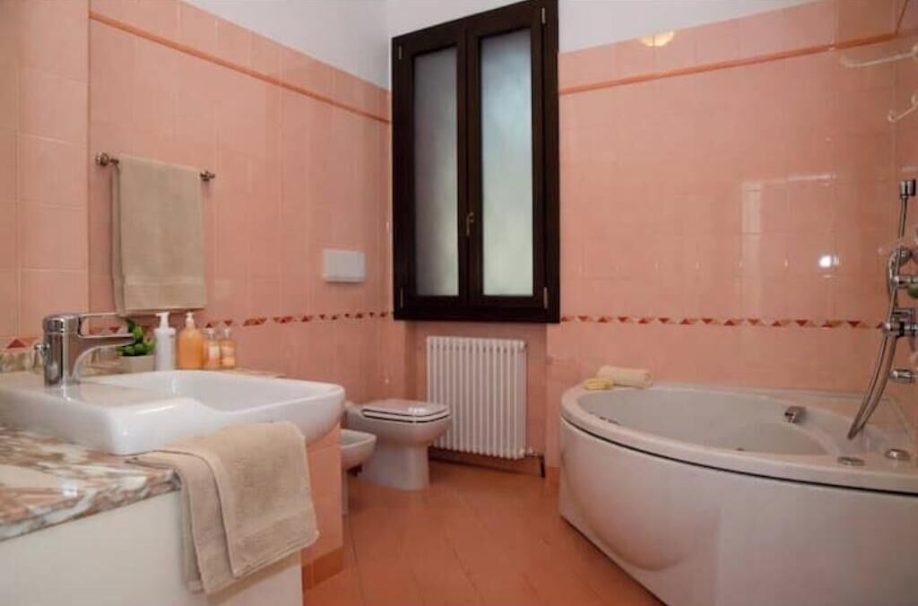 Ein Badezimmer mit Waschbecken, Toilette und Badewanne.