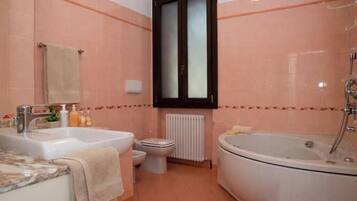 Ein Badezimmer mit Waschbecken, Toilette und Badewanne.