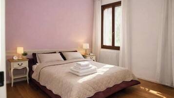 Bügeleisen/Bügelbrett, Reisekinderbett, kostenloses WLAN, Bettwäsche