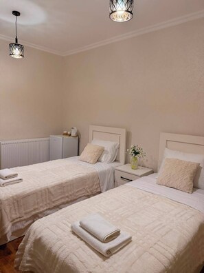 Standard-Zweibettzimmer, Balkon | Bügeleisen/Bügelbrett, kostenloses WLAN