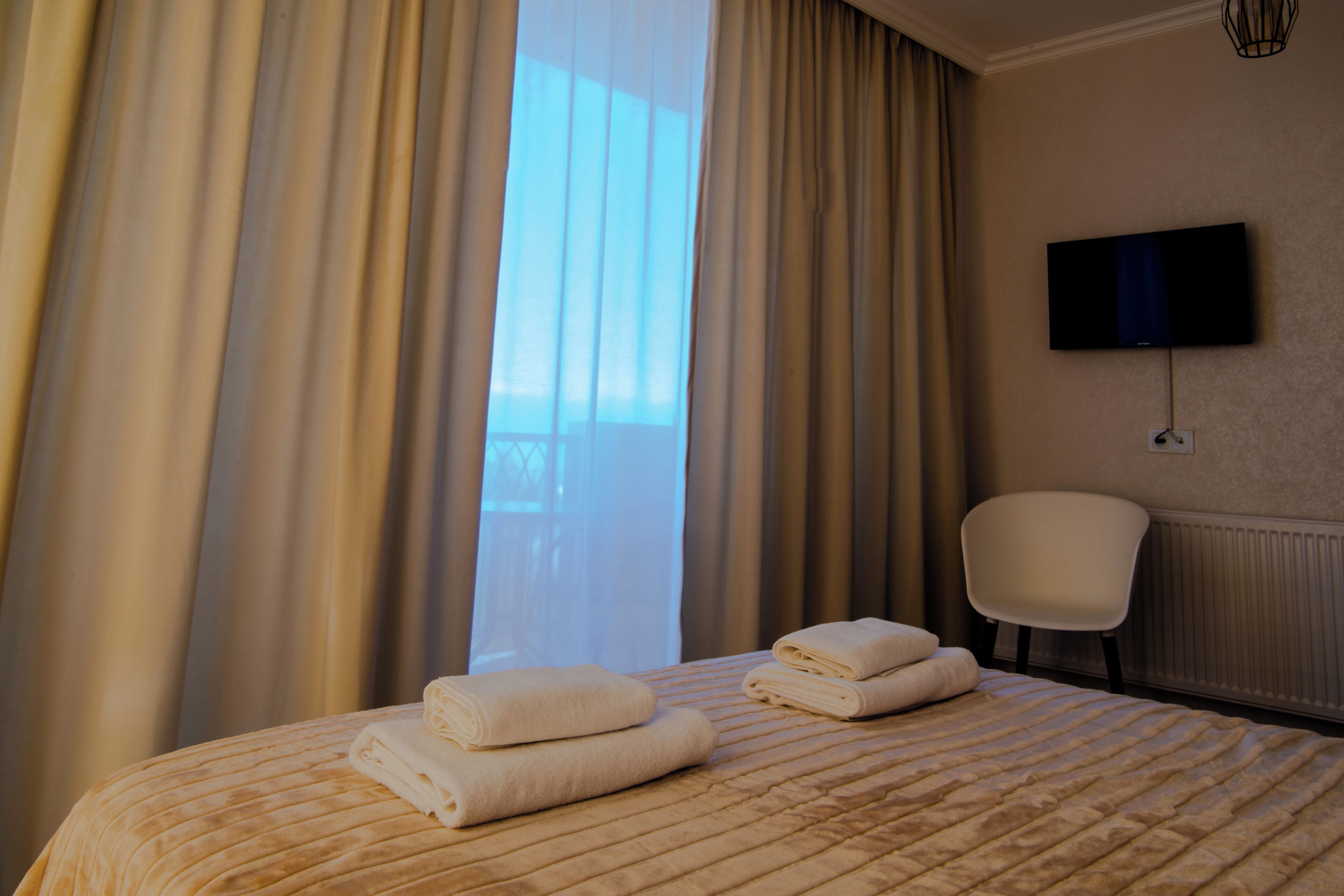 Habitación estándar doble, balcón, vistas a la montaña | Tabla de planchar con plancha y wifi gratis