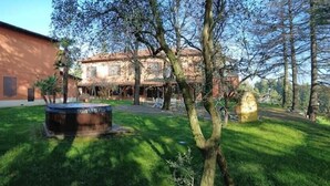 Ein Wohnhaus mit großem Garten, Schwimmbad und gepflegtem Rasen.