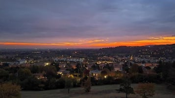Une vue sur une ville au crépuscule, avec des bâtiments et des arbres.