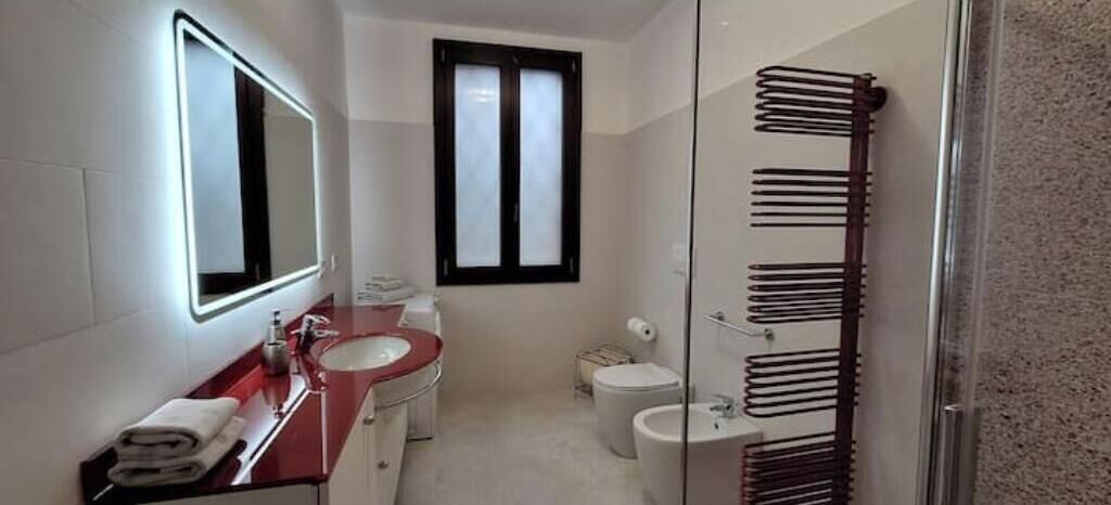 Doccia, asciugacapelli, bidet, asciugamani