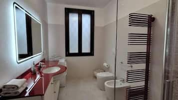 Doccia, asciugacapelli, bidet, asciugamani