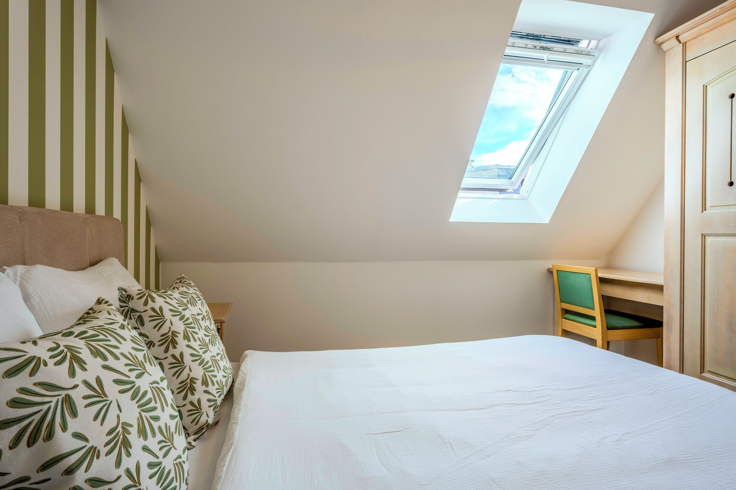 3 habitaciones, tabla de planchar con plancha, internet y ropa de cama 
