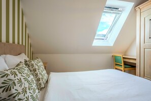 A bedroom with a bed, a desk, and a chair. There is a skylight above the desk. - "Ti Zen" Townhouse, All the Comforts, Air Conditioning, Beach 10 Minutes Away (Lesneven)