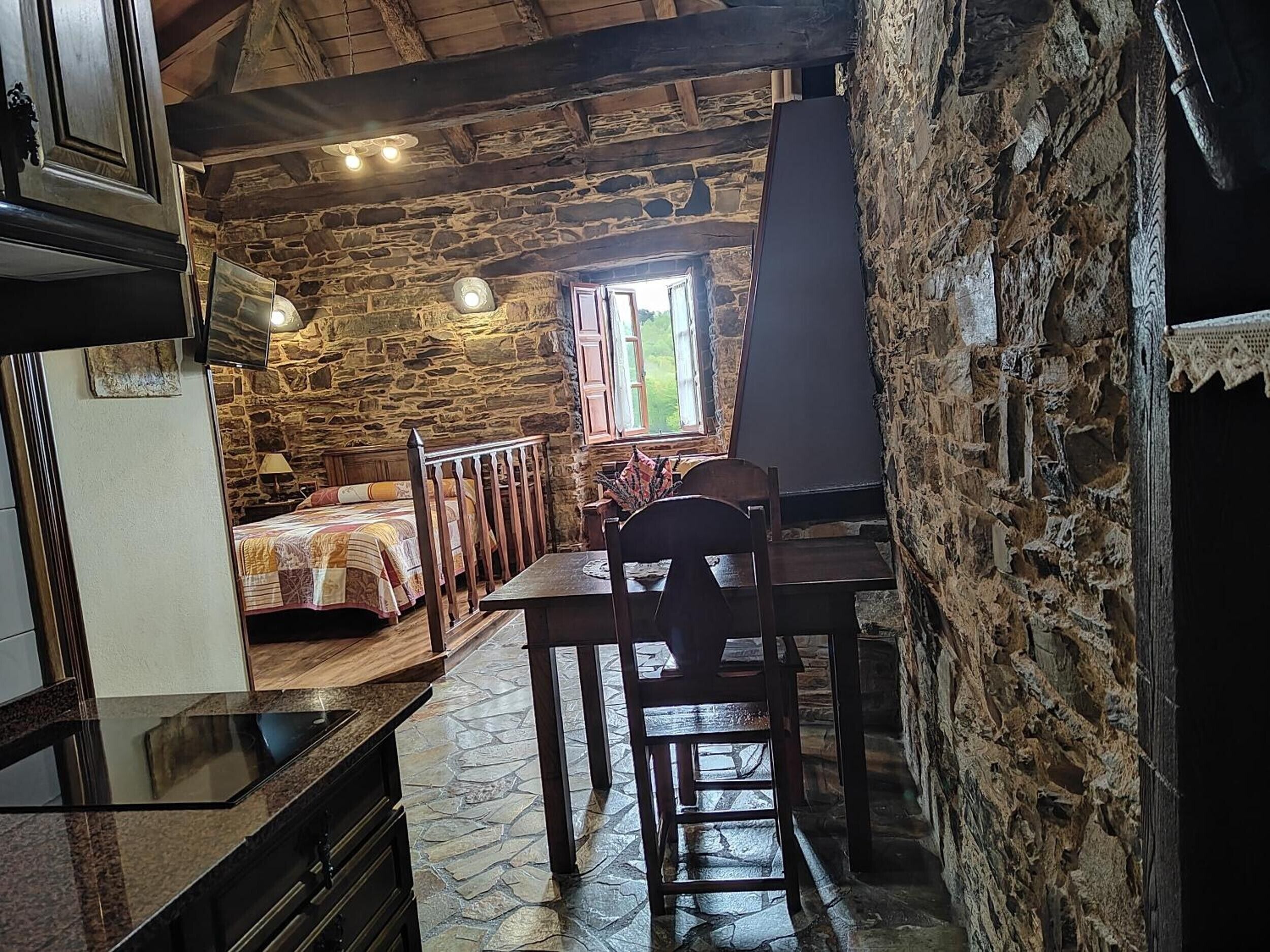 1 dormitorio, tabla de planchar con plancha, wifi y ropa de cama