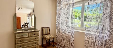 2 habitaciones, tabla de planchar con plancha y wifi