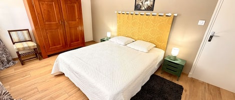 2 bedrooms, iron/ironing board, WiFi