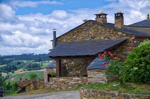 Exterior - Apartment 'Hortensia' with Mountain View, Shared Terrace and Wi-Fi (Braña)
