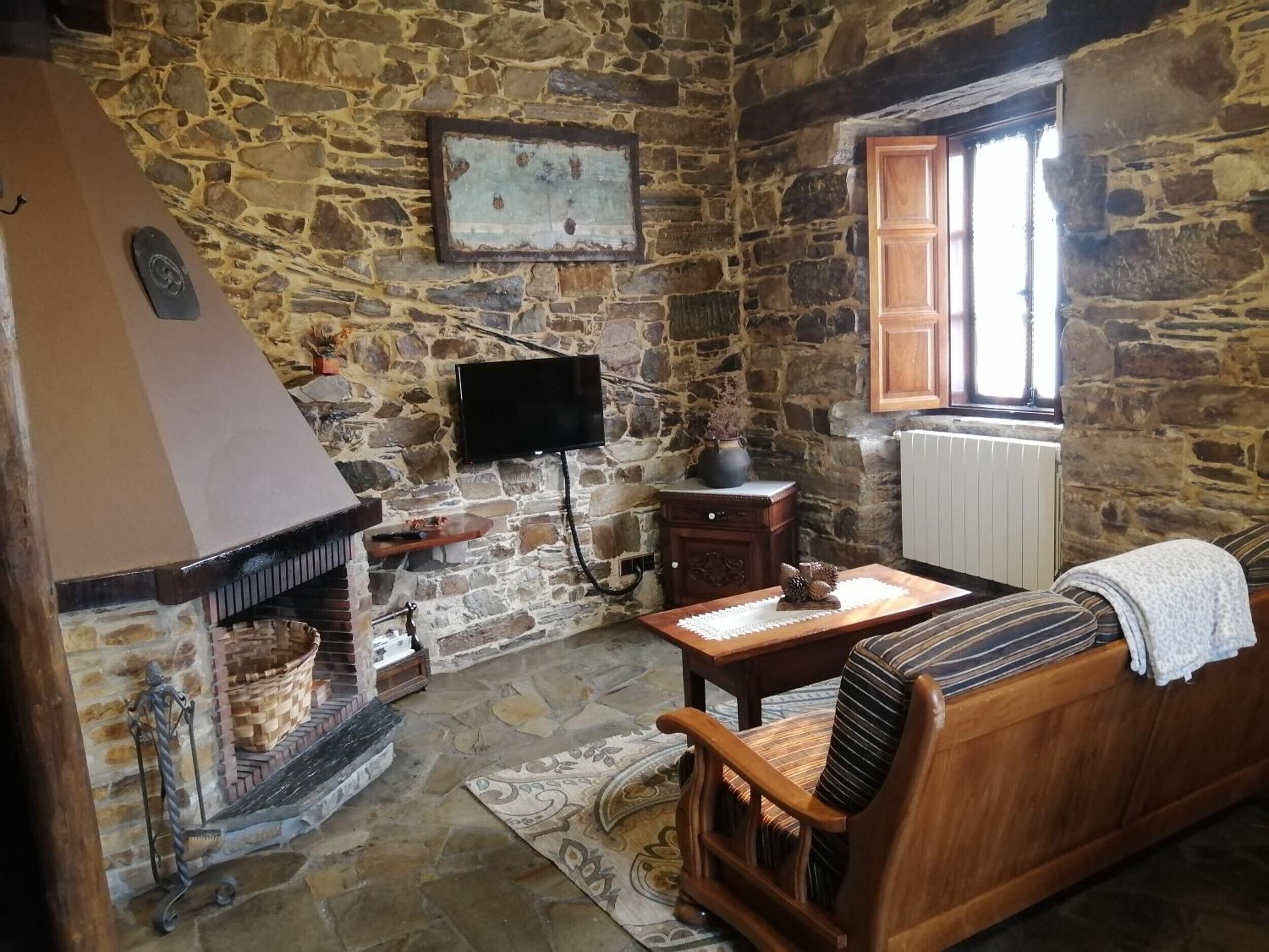 TV, fireplace