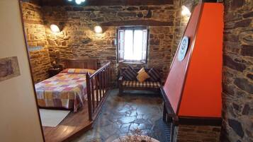 1 dormitorio, tabla de planchar con plancha, wifi y ropa de cama