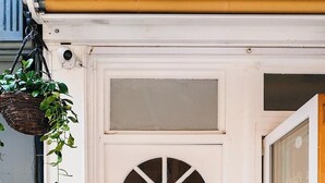 Eine weiße Tür mit einer Nummernschild '3A' und einem kleinen Fenster darüber.