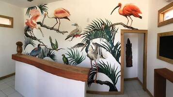 Un mural con aves tropicales en una pared.