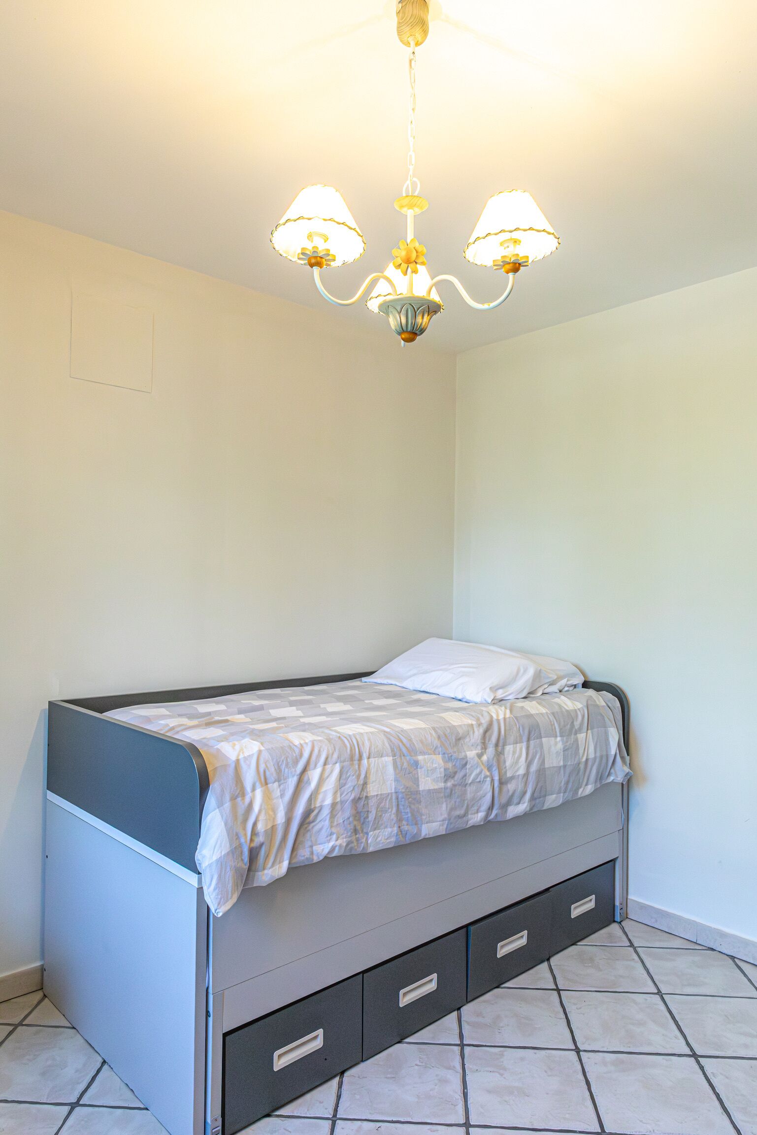 Tabla de planchar con plancha, wifi gratis y ropa de cama 