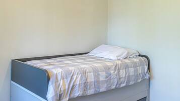 Tabla de planchar con plancha, wifi gratis y ropa de cama