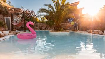 Una piscina al aire libre, una piscina climatizada