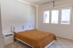 3 bedrooms, iron/ironing board, WiFi (free), bed sheets