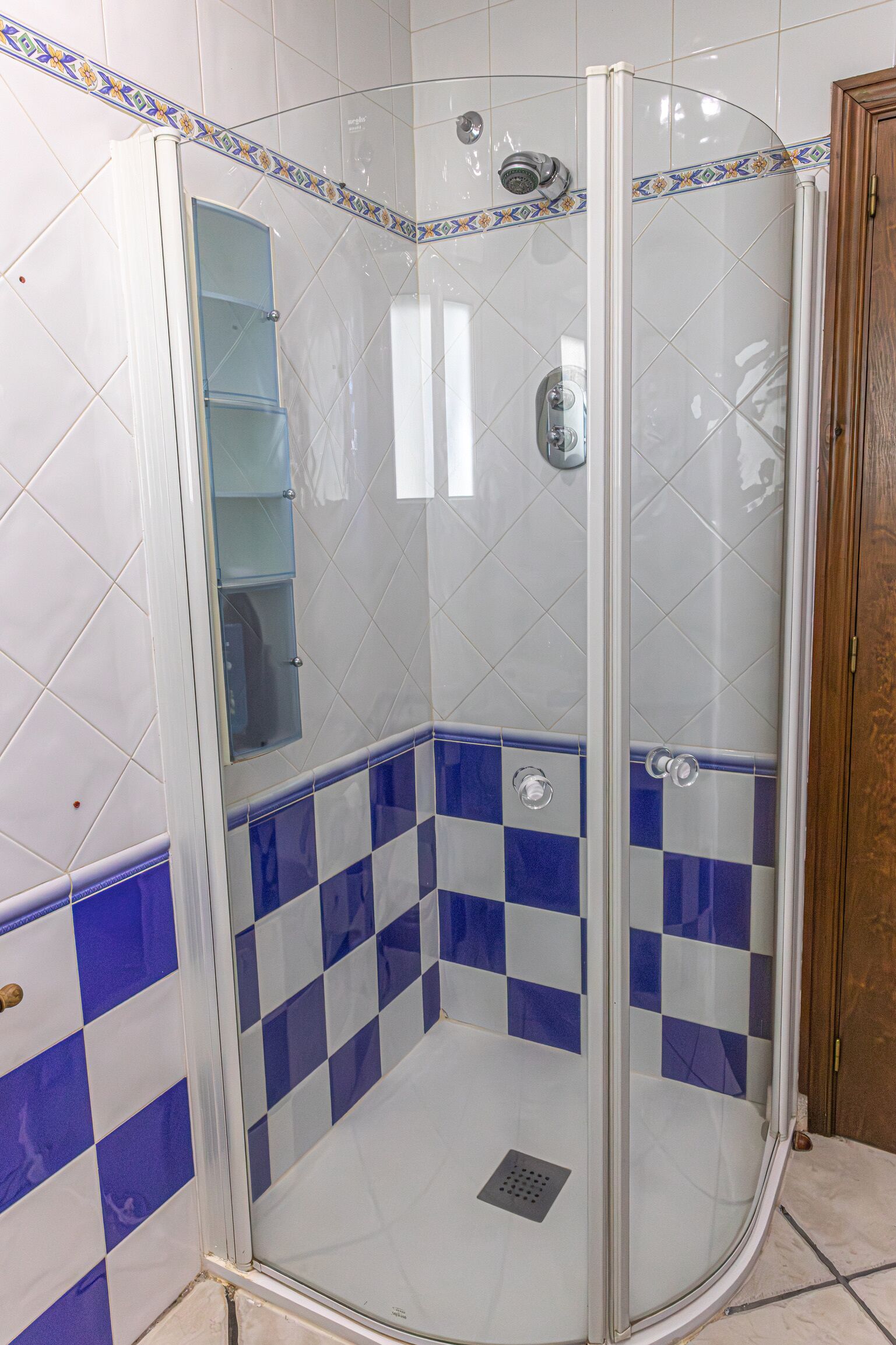 Ducha, bañera de hidromasaje, secador de pelo y bidé