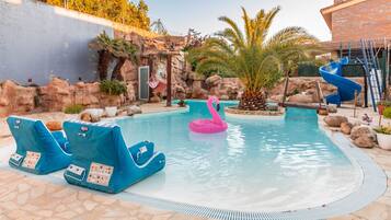 Una piscina al aire libre, una piscina climatizada