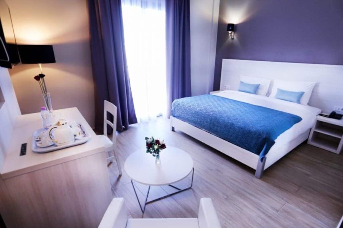 Chambre Classique, vue ville | Coffres-forts dans les chambres, bureau, Wi-Fi gratuit