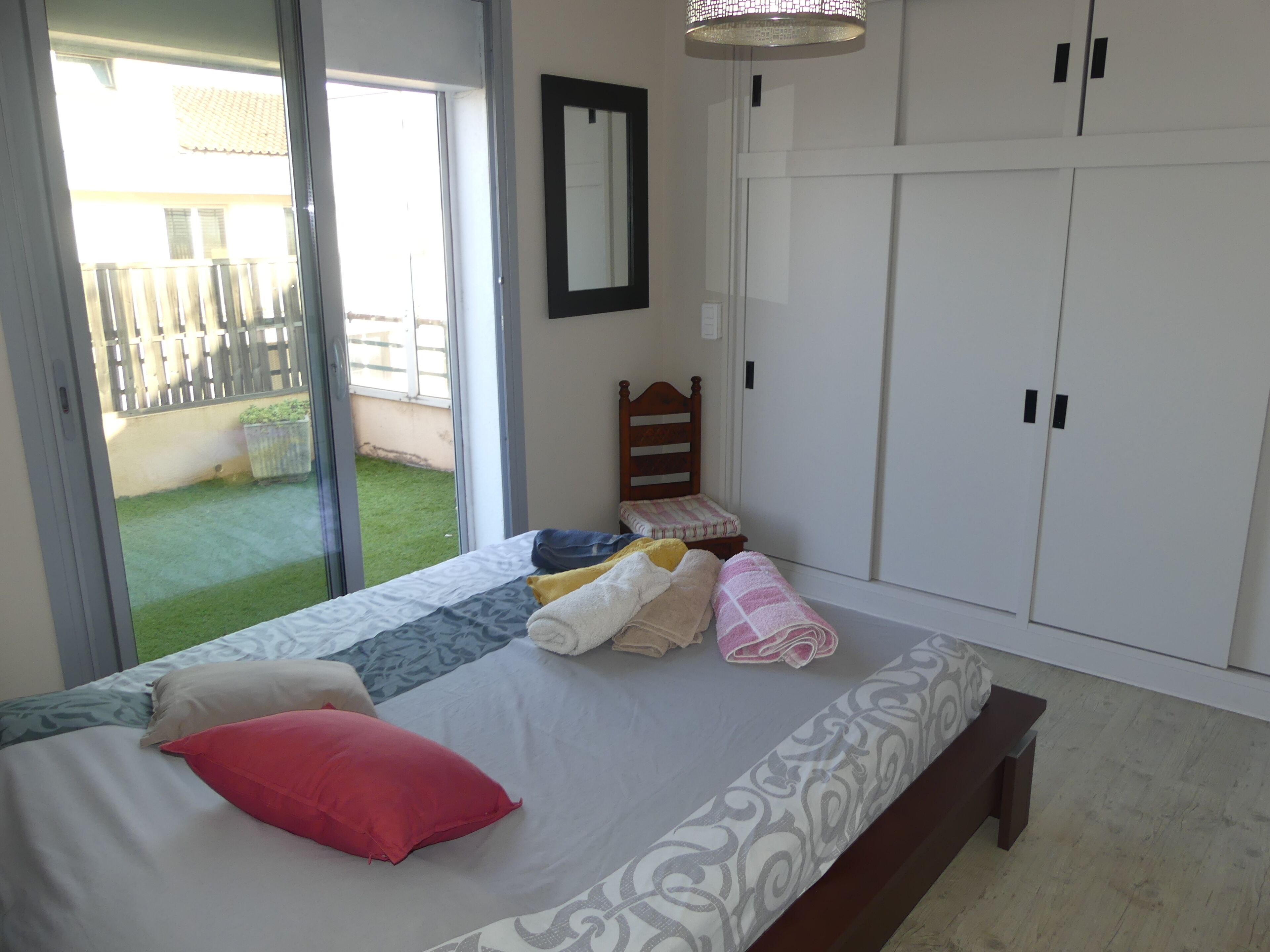 2 bedrooms, travel crib, WiFi (free), bed sheets