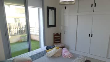 2 bedrooms, travel crib, WiFi (free), bed sheets