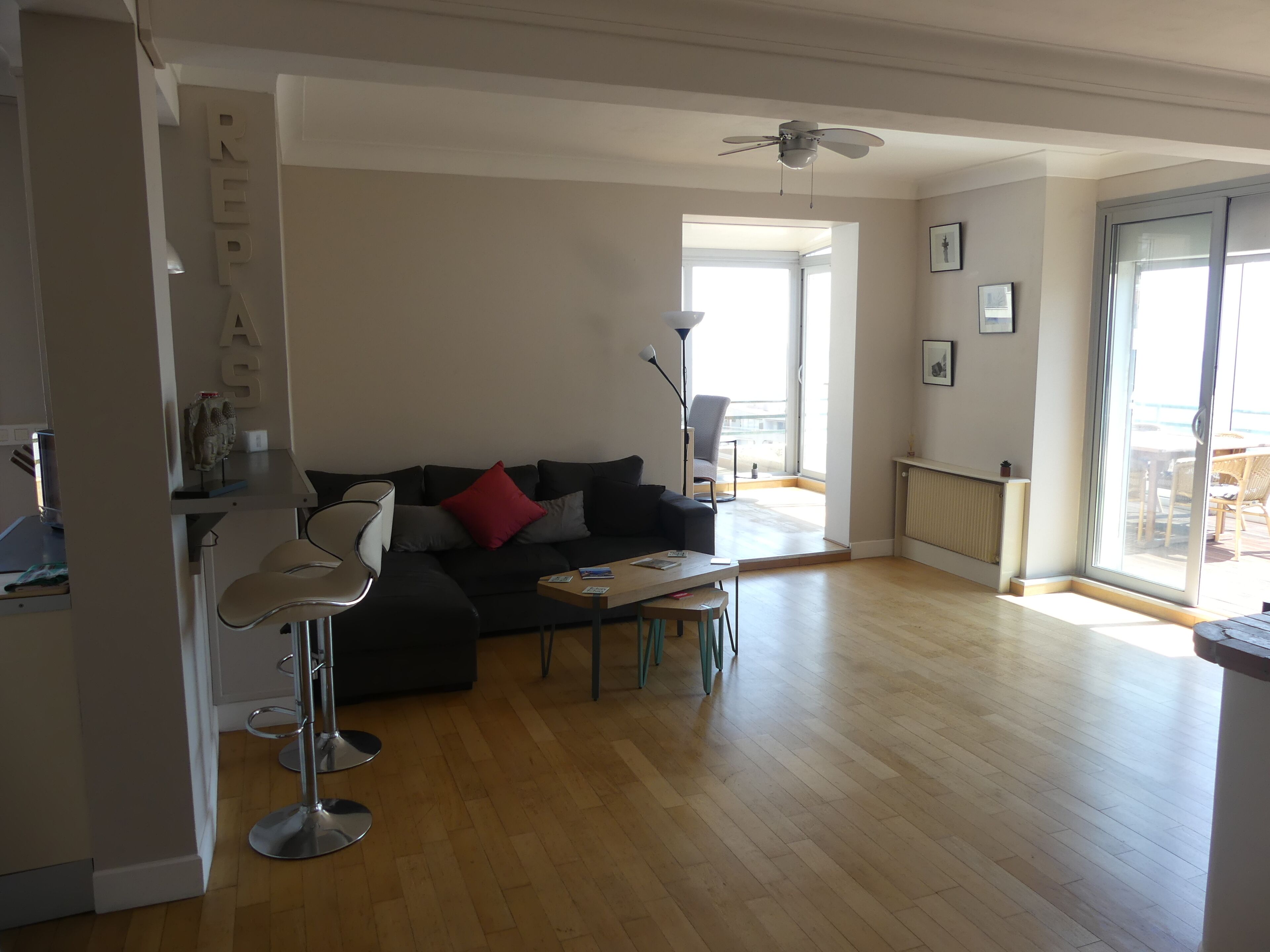 Un salon moderne avec un canapé, une table basse et un coin repas.