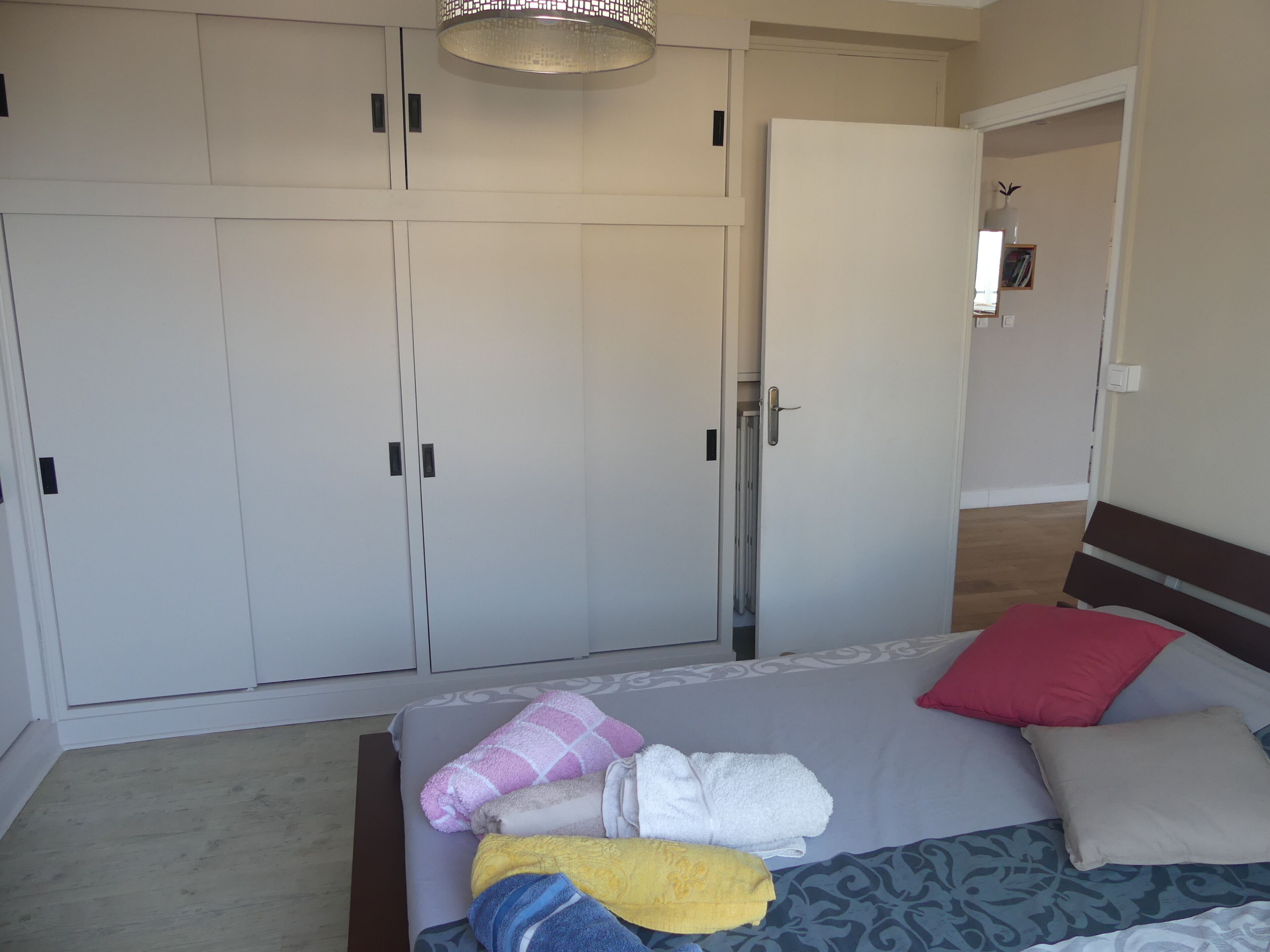 2 bedrooms, travel cot, free WiFi, bed sheets