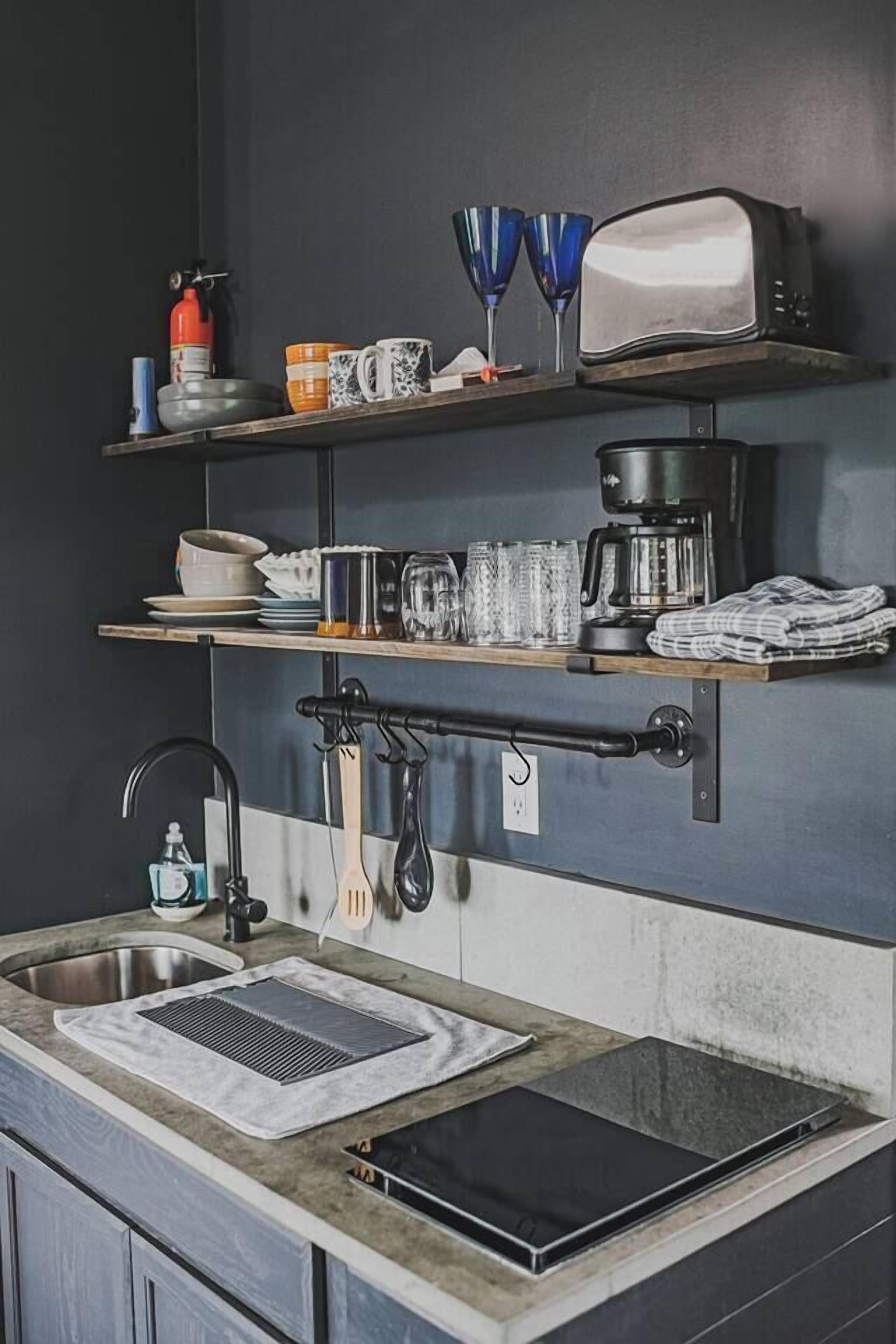 Coffee/tea maker, fridge, microwave, stovetop