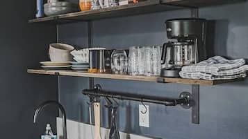 Coffee/tea maker, fridge, microwave, stovetop