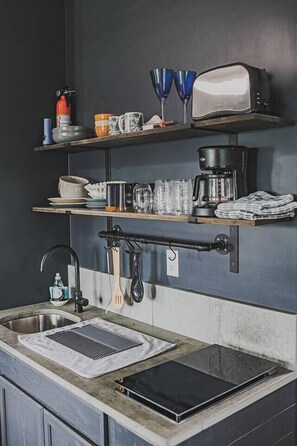 Coffee/tea maker, fridge, microwave, stovetop