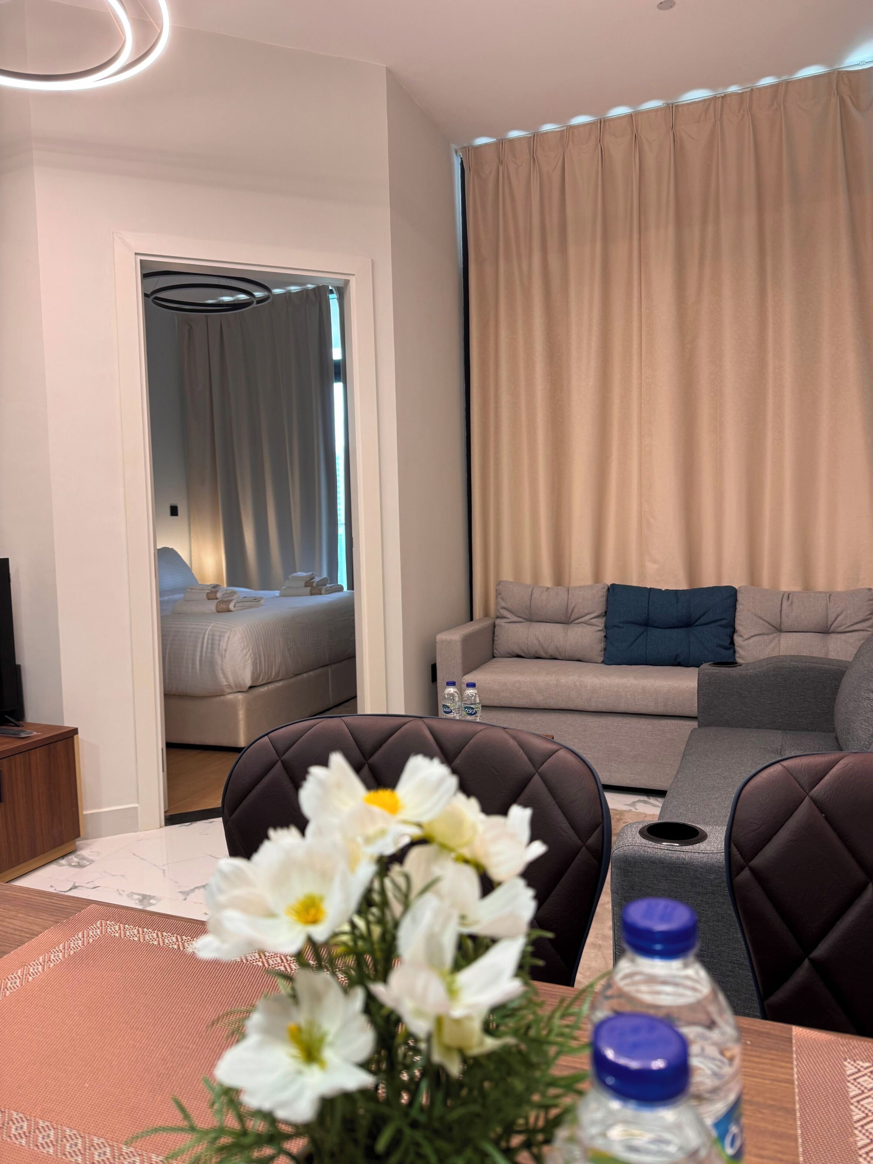 Departamento de lujo, balcón, vista al lago | Área de sala de estar