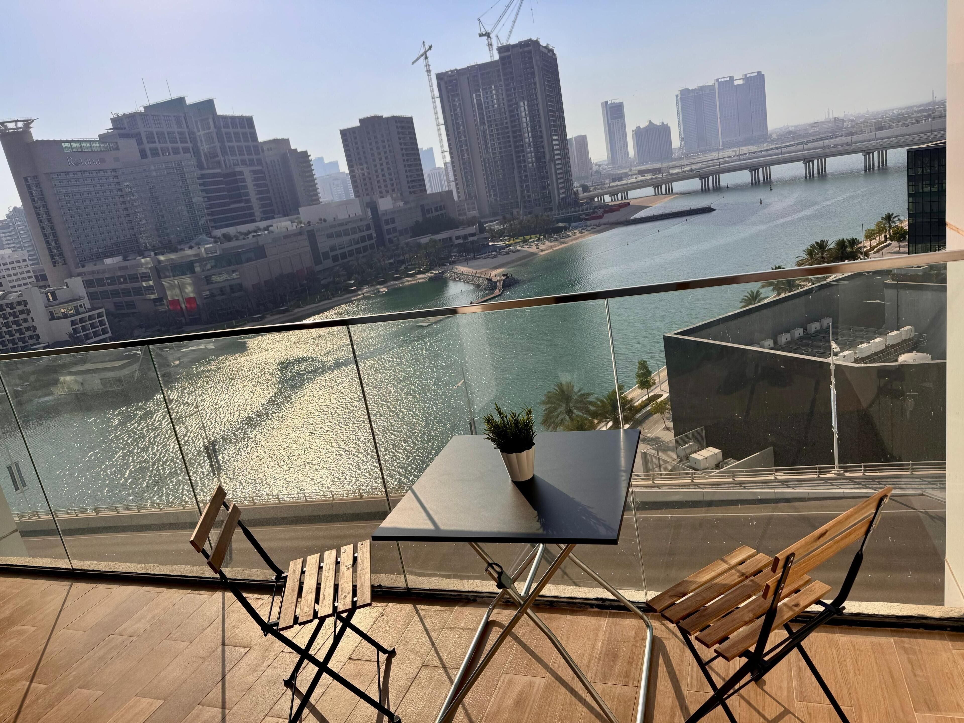 Apartemen Mewah, balkon, pemandangan danau | Tempat makan outdoor