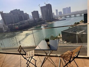 Departamento de lujo, balcón, vista al lago | Restaurante al aire libre